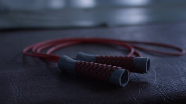 Kırmızı bir siyah spor salonu zemin, closeup üzerindeki siyah tanıtıcıları ile ip atlama