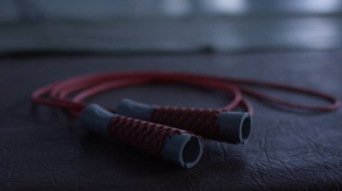 Kırmızı bir siyah spor salonu zemin, closeup üzerindeki siyah tanıtıcıları ile ip atlama