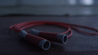 Yerde, closeup ip atlama