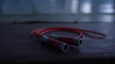 Yerde, closeup ip atlama