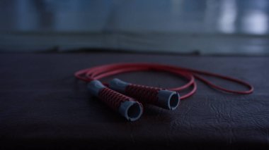 Yerde, closeup ip atlama