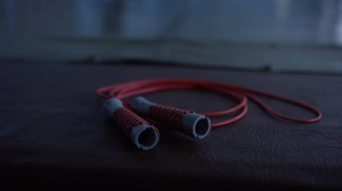 Yerde, closeup ip atlama