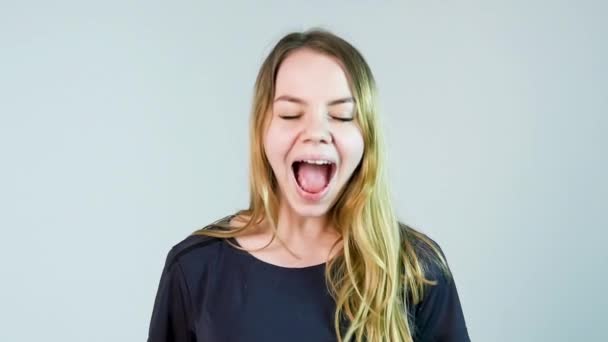 Όμορφη νεαρή όμορφη γυναίκα δυνατά ουρλιάζοντας και χαμογελαστός απομονωθεί σε λευκό φόντο. Αργή κίνηση — Αρχείο Βίντεο