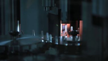 Lazer ışını. Lazer konveyör karanlık. Cpharmaceutics. İlaç işçi tablet blister ambalaj makinesi çalışır. şırınga imalatı. şırınga. ilaç endüstrisi. Satır makine konveyör 