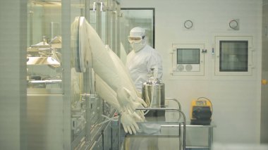 İlaç endüstrisi. Hap ilaç fabrikasında paketleme kalitesini teftiş erkek fabrika işçisi. Otomatik bant ambalaj ve dolum ilaçların oluşturmak için. fabrikada kontrol