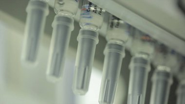 İlaç sanayii. İlaç işçi tablet blister ambalaj makinesi çalışır. şırınga imalatı. şırınga. ilaç endüstrisi. Ampul içinde satır makine konveyör için ambalaj cam şişe