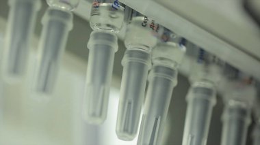 İlaç sanayii. İlaç işçi tablet blister ambalaj makinesi çalışır. şırınga imalatı. şırınga. ilaç endüstrisi. Ampul içinde satır makine konveyör için ambalaj cam şişe