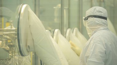 İlaç endüstrisi. Hap ilaç fabrikasında paketleme kalitesini teftiş erkek fabrika işçisi. Otomatik bant ambalaj ve dolum ilaçların oluşturmak için. fabrikada kontrol