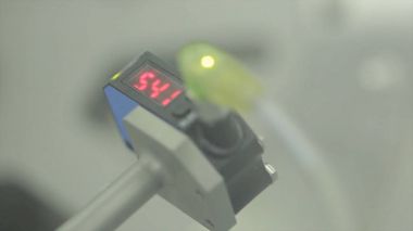 Teknisyen termal görüntüleme kamera fabrikasında sıcaklığı kontrol etmek için kullanın. ekipman imalatı sıcaklık kontrol etmek için. Elektrik sıcaklık ölçüm. Bilim ve tıp.