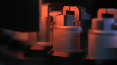 Lazer ışını. Lazer konveyör karanlık. Cpharmaceutics. İlaç işçi tablet blister ambalaj makinesi çalışır. şırınga imalatı. şırınga. ilaç endüstrisi. Satır makine konveyör 