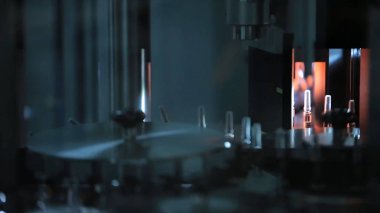 Lazer ışını. Lazer konveyör karanlık. Cpharmaceutics. İlaç işçi tablet blister ambalaj makinesi çalışır. şırınga imalatı. şırınga. ilaç endüstrisi. Satır makine konveyör 