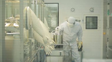 İlaç endüstrisi. Hap ilaç fabrikasında paketleme kalitesini teftiş erkek fabrika işçisi. Otomatik bant ambalaj ve dolum ilaçların oluşturmak için. fabrikada kontrol