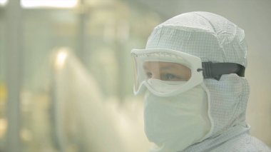 İlaç endüstrisi. Hap ilaç fabrikasında paketleme kalitesini teftiş erkek fabrika işçisi. Otomatik bant ambalaj ve dolum ilaçların oluşturmak için. fabrikada kontrol