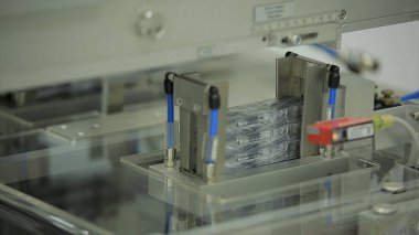 İlaç sanayii. İlaç işçi tablet blister ambalaj makinesi çalışır. şırınga imalatı. şırınga. ilaç endüstrisi. Ampul içinde satır makine konveyör için ambalaj cam şişe