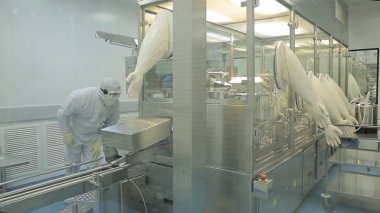 İlaç endüstrisi. Hap ilaç fabrikasında paketleme kalitesini teftiş erkek fabrika işçisi. Otomatik bant ambalaj ve dolum ilaçların oluşturmak için. fabrikada kontrol