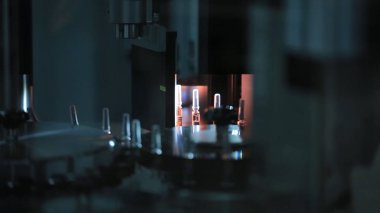 Lazer ışını. Lazer konveyör karanlık. Cpharmaceutics. İlaç işçi tablet blister ambalaj makinesi çalışır. şırınga imalatı. şırınga. ilaç endüstrisi. Satır makine konveyör 