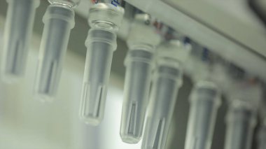 İlaç sanayii. İlaç işçi tablet blister ambalaj makinesi çalışır. şırınga imalatı. şırınga. ilaç endüstrisi. Ampul içinde satır makine konveyör için ambalaj cam şişe