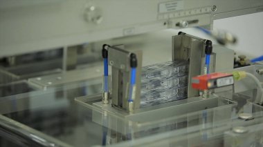 iç hapları kutu ambalaj için bir ilaç endüstrisi ekipman. Otomatik optik inceleme makinesi, inceler şişeleri ve sıvı ve konteyner Defektlerde parçacıklar için ampul.