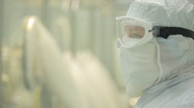 İlaç endüstrisi. Hap ilaç fabrikasında paketleme kalitesini teftiş erkek fabrika işçisi. Otomatik bant ambalaj ve dolum ilaçların oluşturmak için. fabrikada kontrol