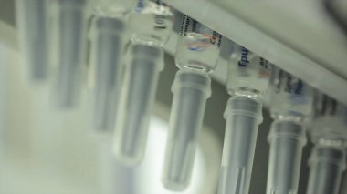 İlaç sanayii. İlaç işçi tablet blister ambalaj makinesi çalışır. şırınga imalatı. şırınga. ilaç endüstrisi. Ampul içinde satır makine konveyör için ambalaj cam şişe