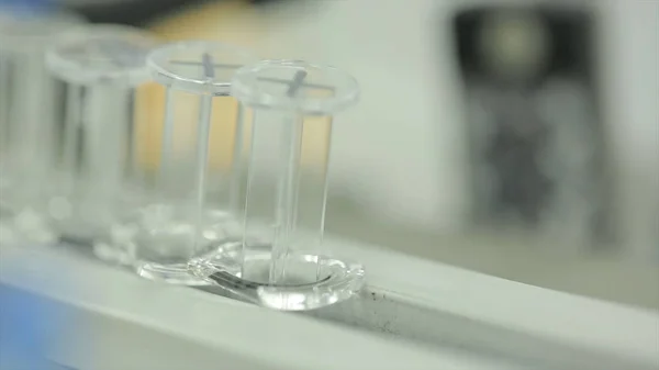 Interior de un equipo de la industria farmacéutica para el embalaje de cajas píldoras. Máquina automática de inspección óptica, inspecciona viales y ampollas en busca de partículas en defectos de líquidos y contenedores . — Foto de Stock