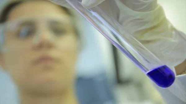 테스트 튜브 근접 촬영입니다. 의료 장비입니다. 마이크로 피 펫을 사용 하 여 실험실에서 과학자의 클로즈업 장면. 실험실 기술자 결정 접시에 액체를 주입입니다. 테스트 튜브입니다. 작은 깊이 — 스톡 사진