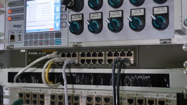 Şebeke servisi. Veri merkezinin sunucu donanım donanımlarını kontrol eden ağ mühendisi yöneticisi