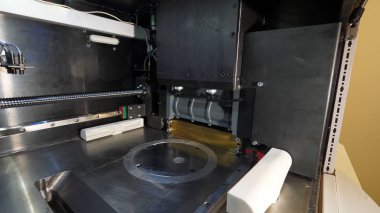 Şekil yakın çekim makro yazdırma Modern 3d printerlere harcama maddeler. Otomatik üç boyutlu 3d yazıcı laboratuvar