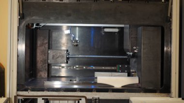 Otomatik üç boyutlu 3D yazıcı ürün oluşturmayı gerçekleştirir. Modern 3D baskı veya katkı maddesi üretimi ve robot otomasyon teknolojisi