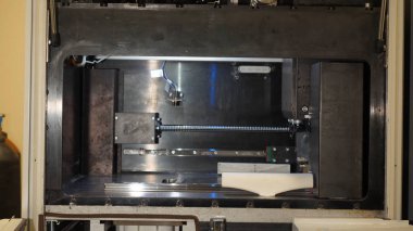 Otomatik üç boyutlu 3D yazıcı ürün oluşturmayı gerçekleştirir. Modern 3D baskı veya katkı maddesi üretimi ve robot otomasyon teknolojisi