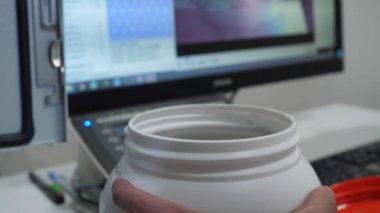 Kimyasal laboratuvar masada beyaz etiketlenmemiş plastik depo kapak açılarak kimyasal bilim adamı