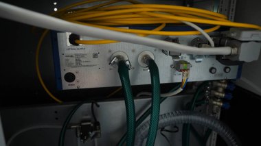 Veri merkezinde ağ paneli, anahtar ve kablo