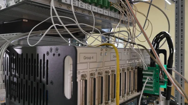 Panel jaringan, saklar dan kabel di pusat data — Stok Foto