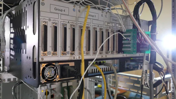 Netwerkpaneel, schakelaar en kabel in datacenter — Stockfoto