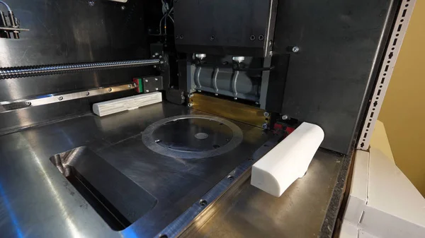 Figura de impresión de impresora 3D moderna macro de primer plano. Impresora 3D tridimensional automática en laboratorio —  Fotos de Stock