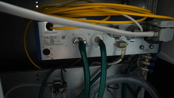 Мережева панель, комутатор і кабель у центрі обробки даних — стокове фото