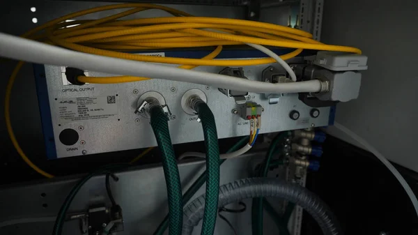 Nätverkspanel, switch och kabel i datacenter — Stockfoto