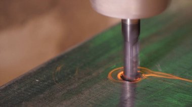 Delik içine metal delinmiştir. Delme closeup metal atölyesinde. Çalışan matkap tezgah matkap ile yassı çelik plaka. Ağır çekimde sanayi