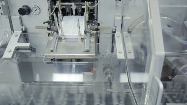 iç hapları kutu ambalaj için bir ilaç endüstrisi ekipman. Otomatik optik inceleme makinesi, inceler şişeleri ve sıvı ve konteyner Defektlerde parçacıklar için ampul.