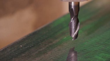 Delik içine metal delinmiştir. Delme closeup metal atölyesinde. Çalışan matkap tezgah matkap ile yassı çelik plaka. Ağır çekimde sanayi