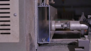 Daire testere kesme alüminyum için. Metal testere. Dairesel kesme metal profil ya da metal çubuk görmedim. Vitray imalatı için bir profili kesti. Yeni bir plastik pencere yapma. Vitray.