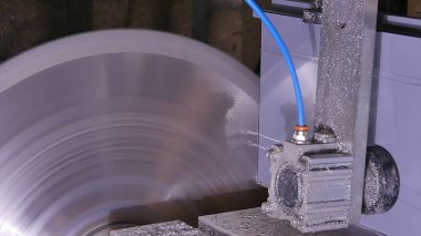 Daire testere kesme alüminyum için. Metal testere. Dairesel kesme metal profil ya da metal çubuk görmedim. Vitray imalatı için bir profili kesti. Yeni bir plastik pencere yapma. Vitray.