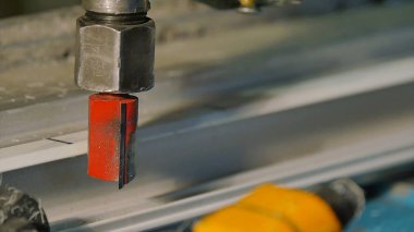 Parlatma metal parçalar elmas uçlu matkap. Alüminyum ve metal elektrikli matkap kullanarak delinmiştir delik. Metal delme formunda. Metal kilitlendiğinde matkap. Sanayi