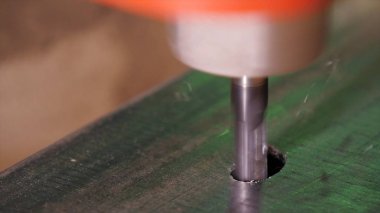 Delik içine metal delinmiştir. Delme closeup metal atölyesinde. Çalışan matkap tezgah matkap ile yassı çelik plaka. Ağır çekimde sanayi