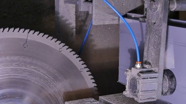 Daire testere kesme alüminyum için. Metal testere. Dairesel kesme metal profil ya da metal çubuk görmedim. Vitray imalatı için bir profili kesti. Yeni bir plastik pencere yapma. Vitray.