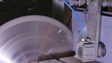 Daire testere kesme alüminyum için. Metal testere. Dairesel kesme metal profil ya da metal çubuk görmedim. Vitray imalatı için bir profili kesti. Yeni bir plastik pencere yapma. Vitray.