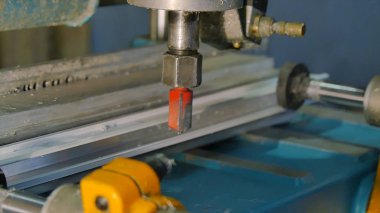 Parlatma metal parçalar elmas uçlu matkap. Alüminyum ve metal elektrikli matkap kullanarak delinmiştir delik. Metal delme formunda. Metal kilitlendiğinde matkap. Sanayi