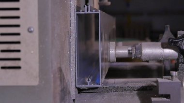 Daire testere kesme alüminyum için. Metal testere. Dairesel kesme metal profil ya da metal çubuk görmedim. Vitray imalatı için bir profili kesti. Yeni bir plastik pencere yapma. Vitray.