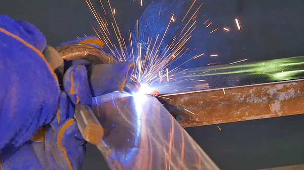 金属溶接火花や煙。防護マスクの溶接金属の労働者。溶接は、金属部品を結合します。半自動溶接を使用してプロセス。鋼を溶接します。工場で工業労働者 — ストック写真