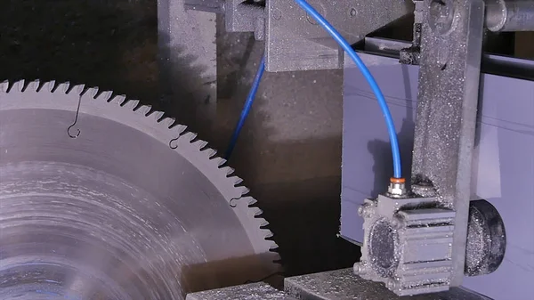 Daire testere kesme alüminyum için. Metal testere. Dairesel kesme metal profil ya da metal çubuk görmedim. Vitray imalatı için bir profili kesti. Yeni bir plastik pencere yapma. Vitray.